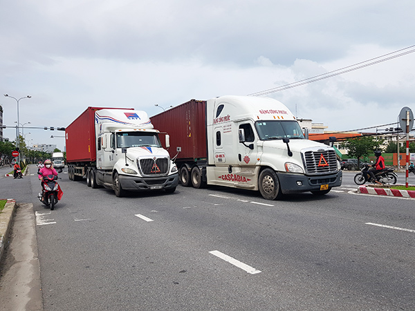 Từ ngày 5/8 đến nay, TP Đà Nẵng tạm thời cho phép các xe tải trọng lớn lưu thông 24/24h trên trục đường ra Cảng Đà Nẵng chứ không cấm hoạt động trong giờ cao điểm