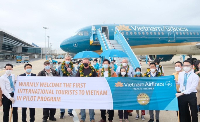 Đoàn khách du lịch Quốc tế đầu tiên đã đến Việt Nam sau 2 năm gián đoạn - Ảnh 3.