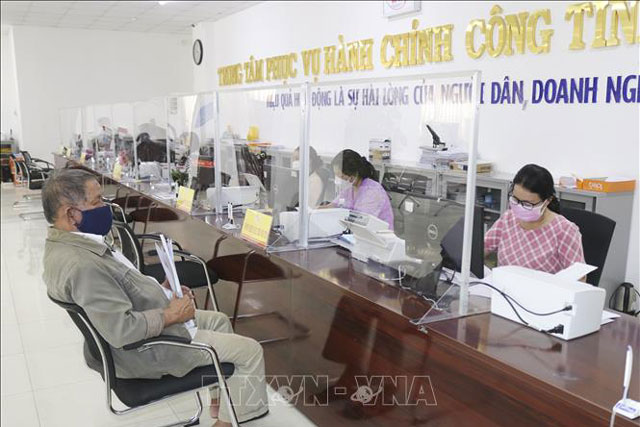 Người dân đến thực hiện các thủ tục hành chính tại Trung tâm phục vụ hành chính công tỉnh Ninh Thuận. Ảnh minh họa: Nguyễn Thành/TTXVN