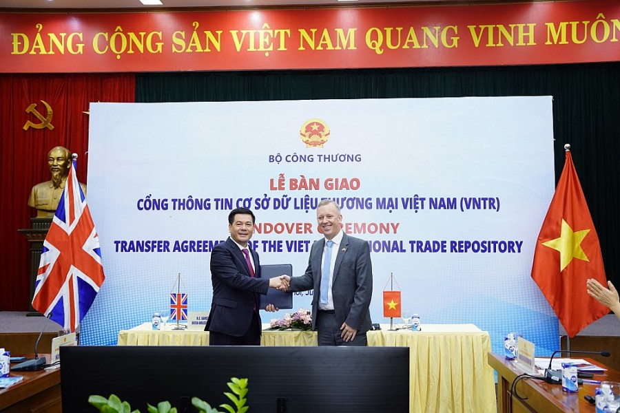 Bộ trưởng Công thương Nguyễn Hồng Diên tại buổi lễ tiếp nhận Cổng thông tin cơ sở dữ liệu thương mại cho Việt Nam từ Vương quốc Anh.
