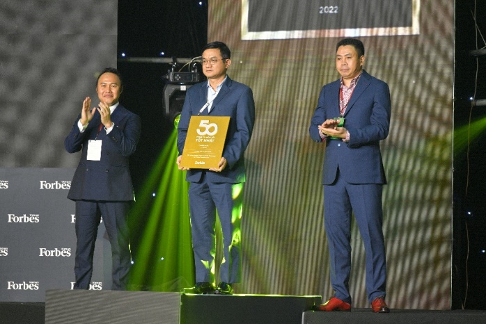 Top 50 công ty niêm yết tốt nhất Việt Nam của Forbes gọi tên Vinamilk năm thứ 10 liên tiếp - Ảnh 1.