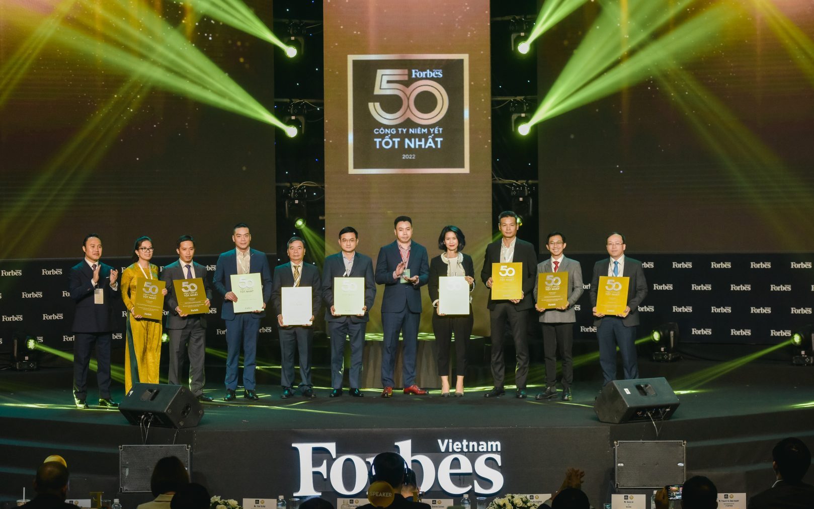Top 50 công ty niêm yết tốt nhất Việt Nam của Forbes gọi tên Vinamilk năm thứ 10 liên tiếp - Ảnh 2.