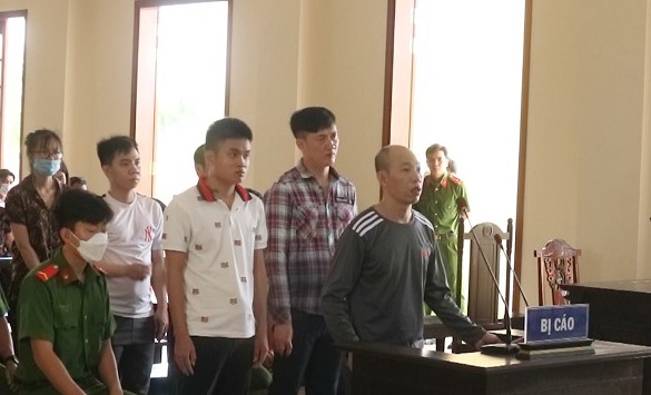 Nguyễn Văn Út (Út Trọc) và các bị cáo trong phiên tòa xét xử ngày 23/8