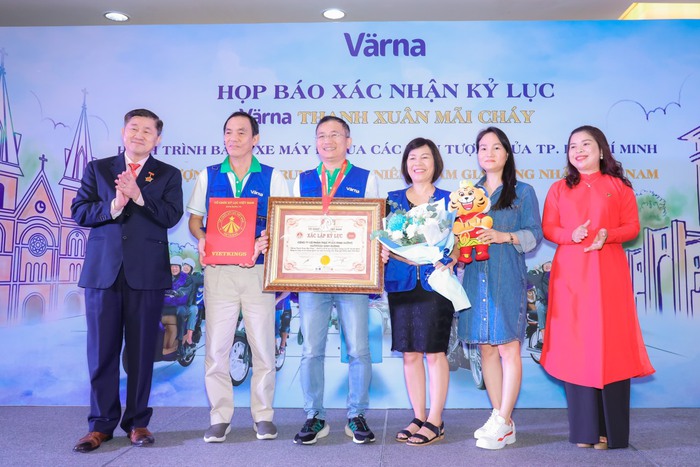 Chuyến đi của thanh xuân” được xác nhận kỷ lục “Hành trình bằng xe máy đi qua các biểu tượng của TP HCM có số lượng người trung & cao niên tham gia đông nhất Việt Nam”