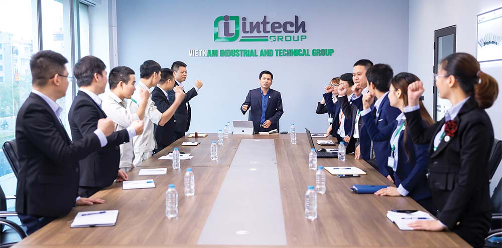 Hoàng Hữu Thắng, Chủ tịch Intech Group (giữa) cùng các cộng sự quyết tâm đưa Tập đoàn vươn xa, chinh phục các thị trường khó tính toàn cầu