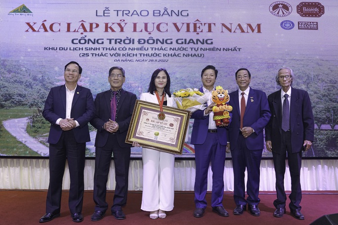 Khu du lịch Cổng Trời Đông Giang lập kỷ lục Việt Nam - Ảnh 1.