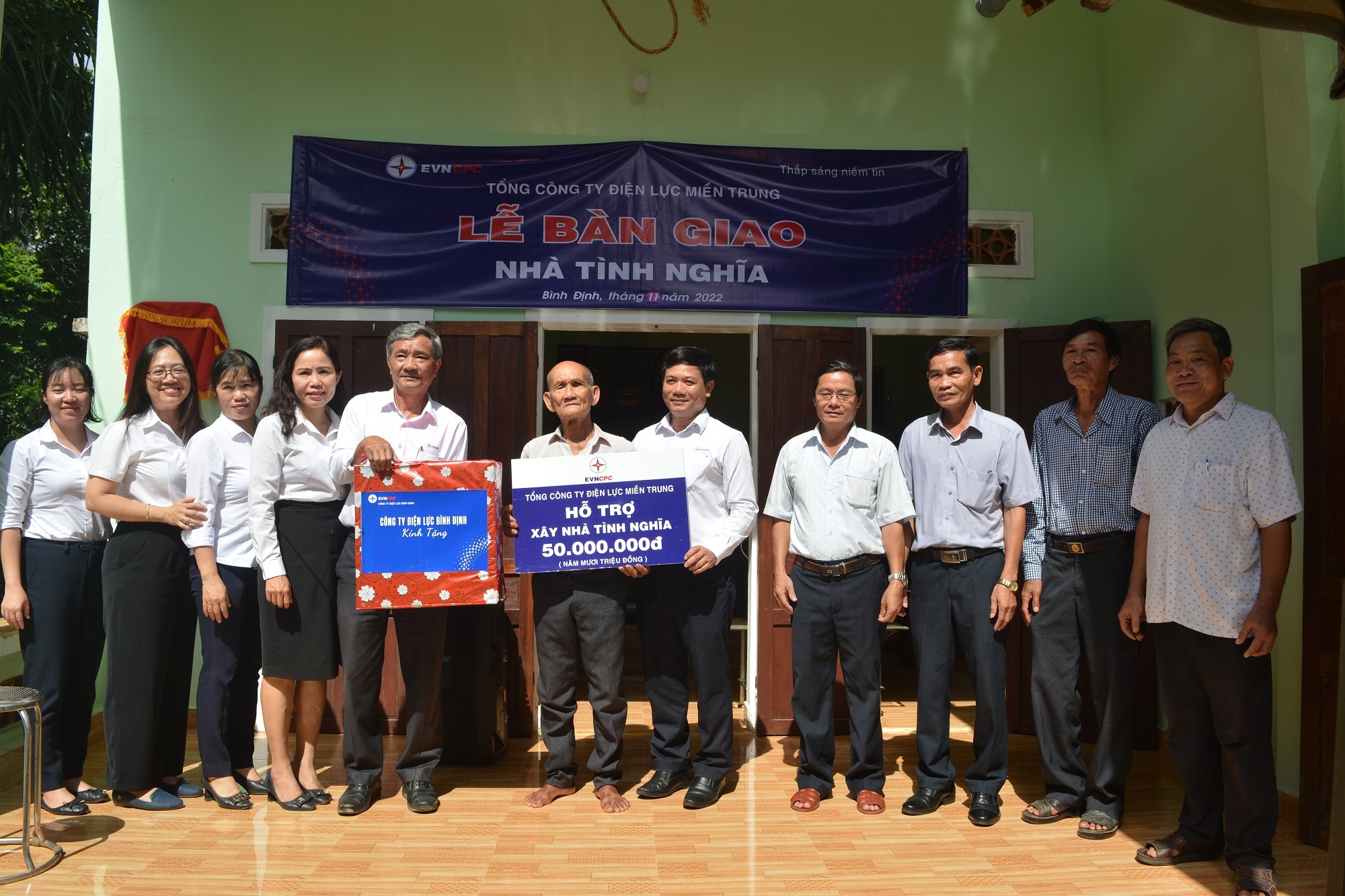 PC Bình Định: Bàn giao 2 nhà tình nghĩa tại Hoài Nhơn - ảnh 1