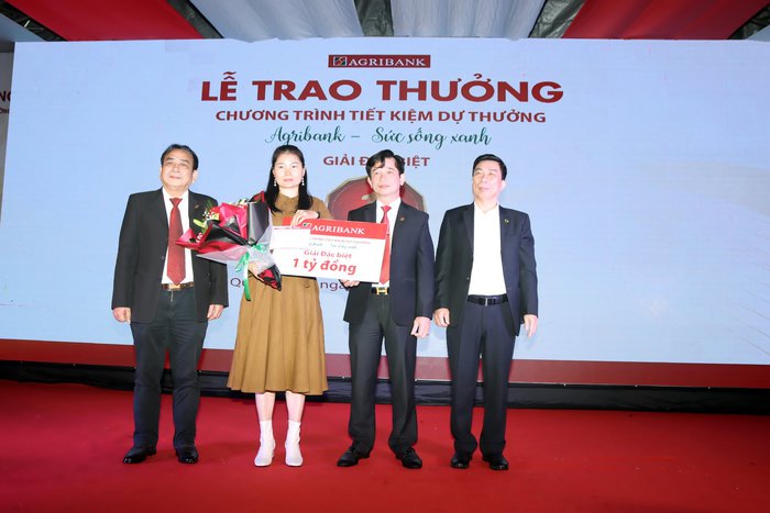 Nữ khách hàng ở Quảng Bình trúng thưởng 01 tỷ đồng với Tiết kiệm dự thưởng “Agribank - Sức sống xanh” - Ảnh 2.