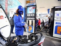 Giá xăng dầu giảm sốc, RON95-III xuống dưới 30.000 đồng/lít