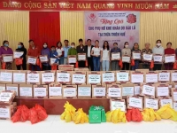 Hội Nữ doanh nhân tỉnh Thừa Thiên Huế tổ chức tặng quà cho người nghèo nhân ngày 20/10