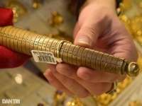 Vàng ảm đạm, nhà đầu tư băn khoăn kênh gửi tiết kiệm hay giữ vàng