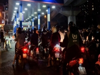 Nửa đêm, người dân ở Hà Nội vẫn xếp hàng dài chờ đổ xăng
