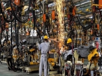 Sản xuất công nghiệp tăng chậm lại, đơn hàng giảm