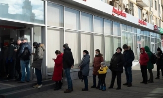 Ngân hàng Nga bị loại khỏi SWIFT: Người Việt chuyển tiền có gặp khó?